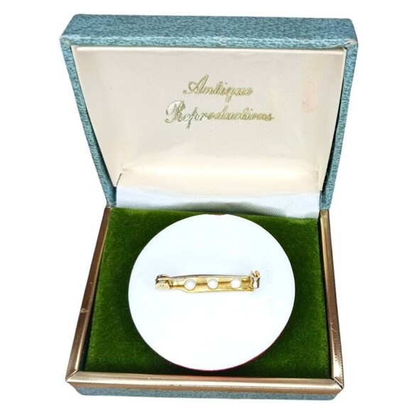 VTG Christmas Poinsettia Round Pin Brooch Plastic Holiday Jewelry Hong Kong Made - Picture 3 of 5